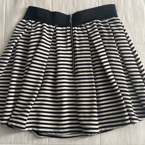 Horizontal stripped print skirt, Black & White🖤🤍 - Picture 3 of 6